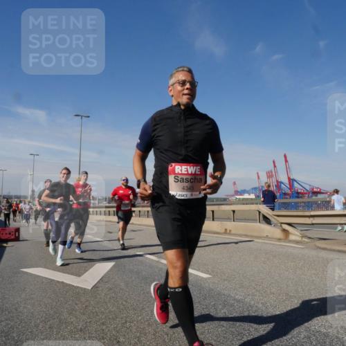 03.10.2025 - Köhlbrandbrückenlauf Matties Gatica Varas http://msf.ph/oto/8992506 03.10.2025 12:44:28 Position 2 4343 meine-sportfotos.de