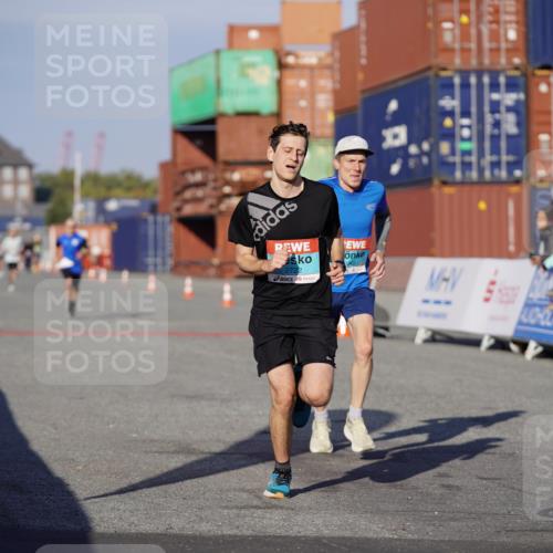 03.10.2025 - Köhlbrandbrückenlauf Michael Burmester http://msf.ph/oto/8992510 03.10.2025 09:52:07 Ziel 1026, 1187, 2722, 3248, 3756 meine-sportfotos.de