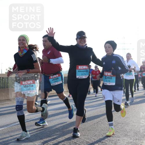 03.10.2025 - Köhlbrandbrückenlauf Luisa Fischer http://msf.ph/oto/8992514 03.10.2025 10:18:05 Position 3 1093, 2964, 3175, 3178 meine-sportfotos.de