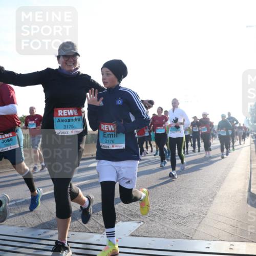 03.10.2025 - Köhlbrandbrückenlauf Luisa Fischer http://msf.ph/oto/8992519 03.10.2025 10:18:06 Position 3 1093, 2964, 3175, 3178, 00 meine-sportfotos.de