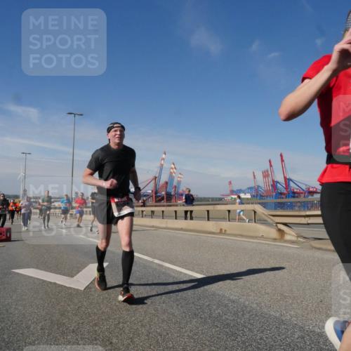 03.10.2025 - Köhlbrandbrückenlauf Matties Gatica Varas http://msf.ph/oto/8992526 03.10.2025 12:44:30 Position 2 6661 meine-sportfotos.de
