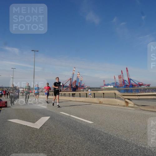 03.10.2025 - Köhlbrandbrückenlauf Matties Gatica Varas http://msf.ph/oto/8992538 03.10.2025 12:44:32 Position 2  meine-sportfotos.de