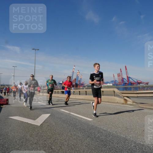03.10.2025 - Köhlbrandbrückenlauf Matties Gatica Varas http://msf.ph/oto/8992553 03.10.2025 12:44:33 Position 2  meine-sportfotos.de