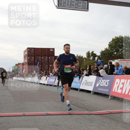 03.10.2025 - Köhlbrandbrückenlauf Yannick Fuchs http://msf.ph/oto/8992574 03.10.2025 16:03:35 Ziel 7224, 7284, 9103, 9484, 9632, 9666 meine-sportfotos.de