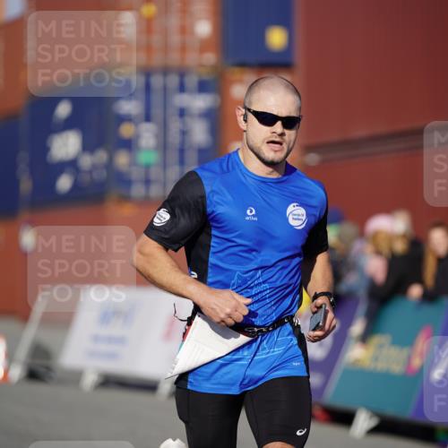 03.10.2025 - Köhlbrandbrückenlauf Michael Burmester http://msf.ph/oto/8992583 03.10.2025 09:52:15 Ziel 2722, 2937, 3248 meine-sportfotos.de