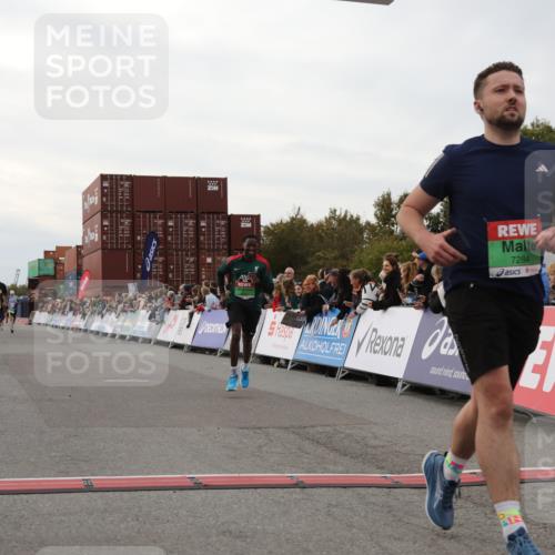 03.10.2025 - Köhlbrandbrückenlauf Yannick Fuchs http://msf.ph/oto/8992610 03.10.2025 16:03:36 Ziel 7284, 9103, 9484, 9632, 9666 meine-sportfotos.de