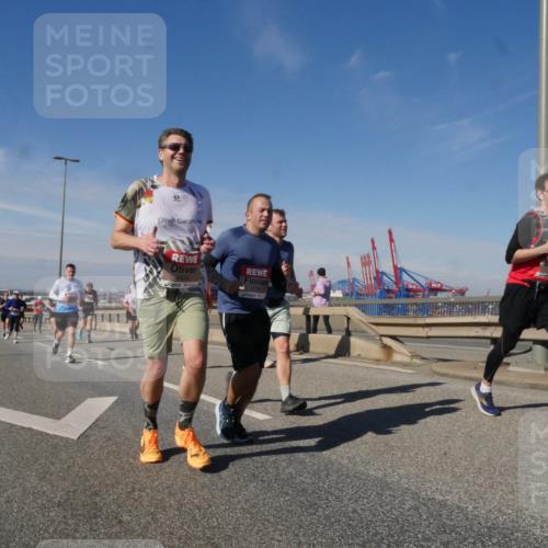 03.10.2025 - Köhlbrandbrückenlauf Matties Gatica Varas http://msf.ph/oto/8992654 03.10.2025 12:44:45 Position 2 4929 meine-sportfotos.de