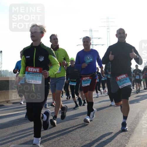 03.10.2025 - Köhlbrandbrückenlauf Luisa Fischer http://msf.ph/oto/8992655 03.10.2025 10:18:20 Position 3 3371, 3406, 3369, 1 meine-sportfotos.de