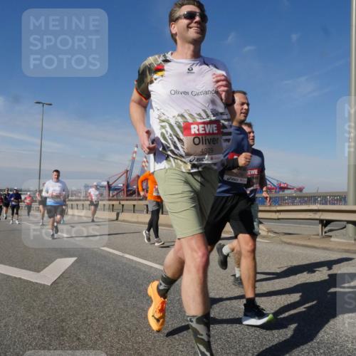 03.10.2025 - Köhlbrandbrückenlauf Matties Gatica Varas http://msf.ph/oto/8992659 03.10.2025 12:44:45 Position 2 4929 meine-sportfotos.de