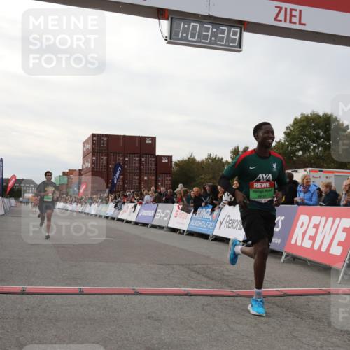 03.10.2025 - Köhlbrandbrückenlauf Yannick Fuchs http://msf.ph/oto/8992663 03.10.2025 16:03:37 Ziel 7284, 8980, 8981, 9484, 9632, 9666 meine-sportfotos.de