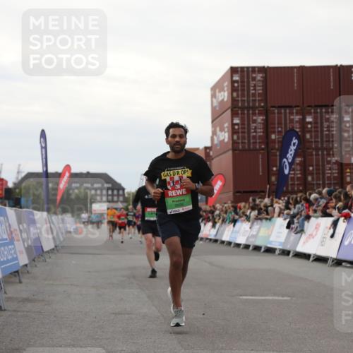 03.10.2025 - Köhlbrandbrückenlauf Yannick Fuchs http://msf.ph/oto/8992682 03.10.2025 16:03:38 Ziel 7284, 7409, 8980, 8981, 9484, 9632, 9666 meine-sportfotos.de