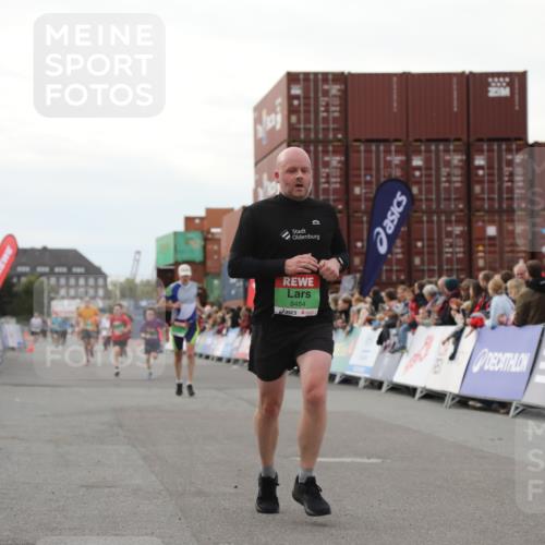 03.10.2025 - Köhlbrandbrückenlauf Yannick Fuchs http://msf.ph/oto/8992753 03.10.2025 16:03:40 Ziel 7409, 8980, 8981, 9484, 9632, 9666 meine-sportfotos.de