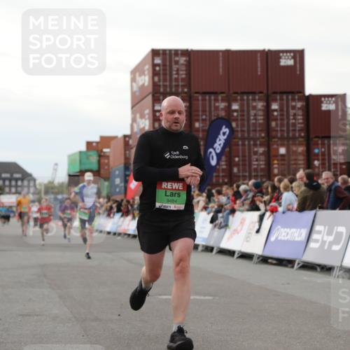 03.10.2025 - Köhlbrandbrückenlauf Yannick Fuchs http://msf.ph/oto/8992757 03.10.2025 16:03:41 Ziel 7409, 8980, 8981, 9484, 9666 meine-sportfotos.de