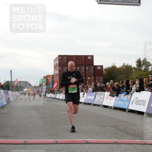 03.10.2025 - Köhlbrandbrückenlauf Yannick Fuchs http://msf.ph/oto/8992767 03.10.2025 16:03:41 Ziel 7409, 8980, 8981, 9484, 9666 meine-sportfotos.de