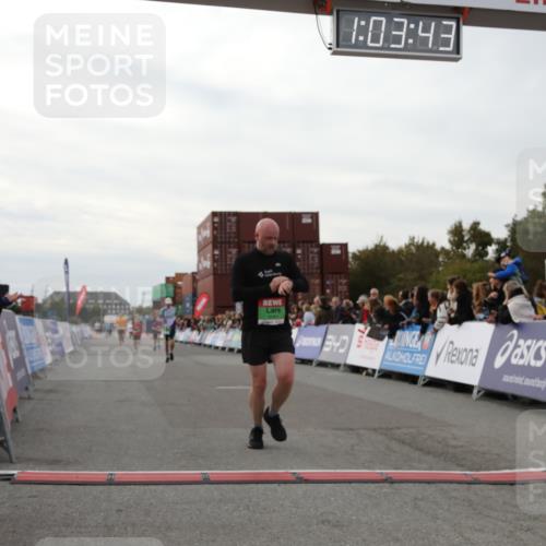 03.10.2025 - Köhlbrandbrückenlauf Yannick Fuchs http://msf.ph/oto/8992774 03.10.2025 16:03:41 Ziel 7409, 8980, 8981, 9484, 9666 meine-sportfotos.de