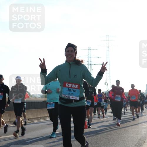 03.10.2025 - Köhlbrandbrückenlauf Luisa Fischer http://msf.ph/oto/8992780 03.10.2025 10:18:32 Position 3 3580, 1 meine-sportfotos.de
