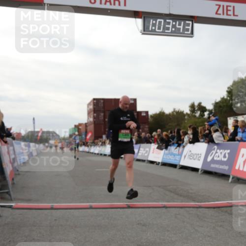 03.10.2025 - Köhlbrandbrückenlauf Yannick Fuchs http://msf.ph/oto/8992781 03.10.2025 16:03:41 Ziel 7409, 8980, 8981, 9484, 9666 meine-sportfotos.de