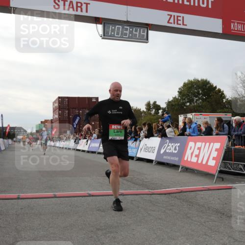 03.10.2025 - Köhlbrandbrückenlauf Yannick Fuchs http://msf.ph/oto/8992804 03.10.2025 16:03:42 Ziel 7409, 8980, 8981, 9484, 9666, 9730 meine-sportfotos.de