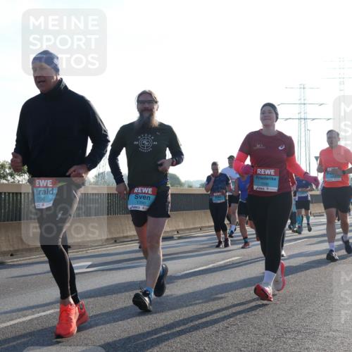 03.10.2025 - Köhlbrandbrückenlauf Luisa Fischer http://msf.ph/oto/8992811 03.10.2025 10:18:35 Position 3 3706, 1591, 1390 meine-sportfotos.de