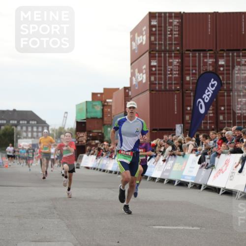 03.10.2025 - Köhlbrandbrückenlauf Yannick Fuchs http://msf.ph/oto/8992824 03.10.2025 16:03:43 Ziel 7409, 8980, 8981, 9484, 9666, 9730 meine-sportfotos.de