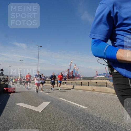 03.10.2025 - Köhlbrandbrückenlauf Matties Gatica Varas http://msf.ph/oto/8992843 03.10.2025 12:45:07 Position 2 11111 meine-sportfotos.de