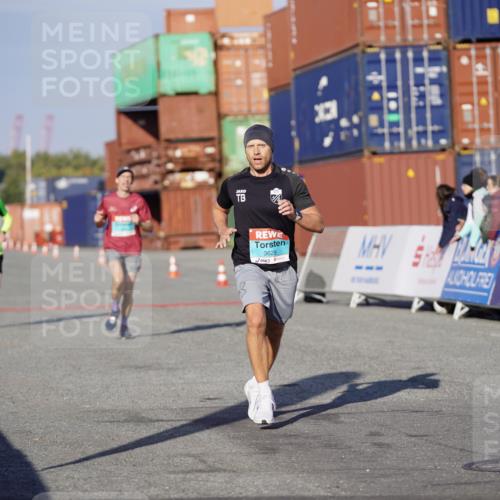 03.10.2025 - Köhlbrandbrückenlauf Michael Burmester http://msf.ph/oto/8992847 03.10.2025 09:52:51 Ziel 1035, 2705, 2933, 3269, 3629 meine-sportfotos.de