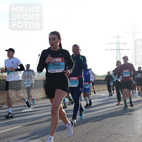 03.10.2025 - Köhlbrandbrückenlauf Luisa Fischer http://msf.ph/oto/8992849 03.10.2025 10:18:38 Position 3 39, 3157, 2155, 1805 meine-sportfotos.de