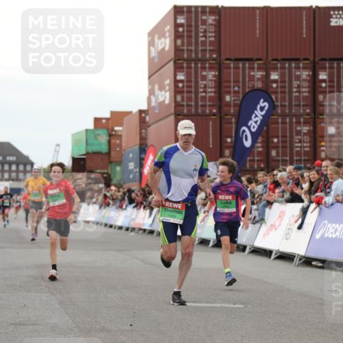 03.10.2025 - Köhlbrandbrückenlauf Yannick Fuchs http://msf.ph/oto/8992850 03.10.2025 16:03:44 Ziel 7409, 8980, 8981, 9484, 9730 meine-sportfotos.de