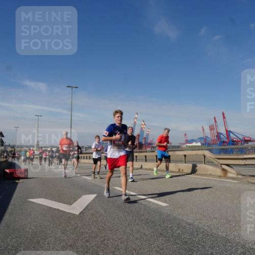 03.10.2025 - Köhlbrandbrückenlauf Matties Gatica Varas http://msf.ph/oto/8992861 03.10.2025 12:45:09 Position 2  meine-sportfotos.de