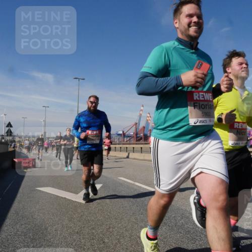 03.10.2025 - Köhlbrandbrückenlauf Matties Gatica Varas http://msf.ph/oto/8992965 03.10.2025 12:45:22 Position 2 5902, 5903 meine-sportfotos.de