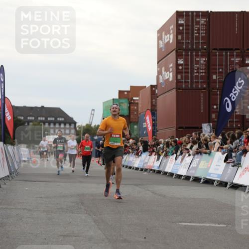 03.10.2025 - Köhlbrandbrückenlauf Yannick Fuchs http://msf.ph/oto/8993008 03.10.2025 16:03:47 Ziel 7409, 7811, 8980, 8981, 9405, 9473, 9672, 9730, 9746 meine-sportfotos.de