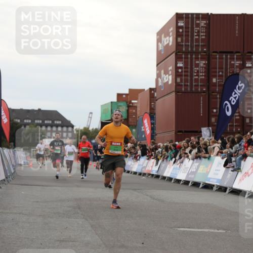 03.10.2025 - Köhlbrandbrückenlauf Yannick Fuchs http://msf.ph/oto/8993015 03.10.2025 16:03:48 Ziel 7409, 7811, 7862, 8980, 8981, 9405, 9473, 9672, 9730, 9746 meine-sportfotos.de