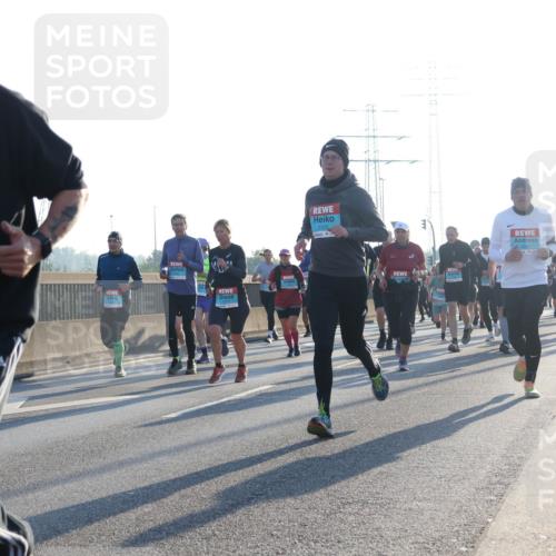 03.10.2025 - Köhlbrandbrückenlauf Luisa Fischer http://msf.ph/oto/8993019 03.10.2025 10:18:55 Position 3 2082, 2323, 1947, 1 meine-sportfotos.de