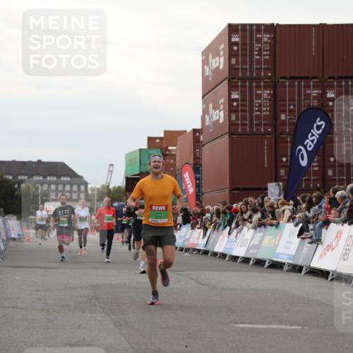 03.10.2025 - Köhlbrandbrückenlauf Yannick Fuchs http://msf.ph/oto/8993024 03.10.2025 16:03:48 Ziel 7409, 7811, 7862, 8980, 8981, 9405, 9473, 9672, 9730, 9746 meine-sportfotos.de