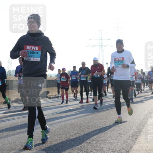 03.10.2025 - Köhlbrandbrückenlauf Luisa Fischer http://msf.ph/oto/8993027 03.10.2025 10:18:56 Position 3 2323, 1947, 1 meine-sportfotos.de