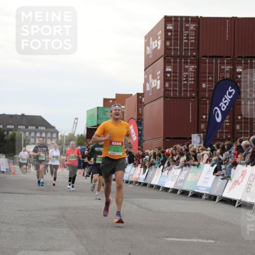 03.10.2025 - Köhlbrandbrückenlauf Yannick Fuchs http://msf.ph/oto/8993030 03.10.2025 16:03:48 Ziel 7409, 7811, 7862, 8980, 8981, 9405, 9473, 9672, 9730, 9746 meine-sportfotos.de