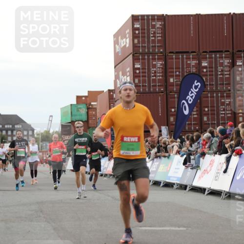 03.10.2025 - Köhlbrandbrückenlauf Yannick Fuchs http://msf.ph/oto/8993044 03.10.2025 16:03:49 Ziel 7409, 7811, 7862, 8980, 8981, 9405, 9473, 9672, 9730, 9746 meine-sportfotos.de