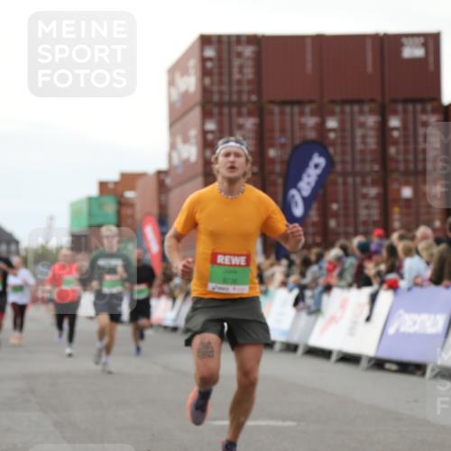 03.10.2025 - Köhlbrandbrückenlauf Yannick Fuchs http://msf.ph/oto/8993051 03.10.2025 16:03:50 Ziel 7409, 7811, 7862, 9405, 9473, 9672, 9730, 9746 meine-sportfotos.de