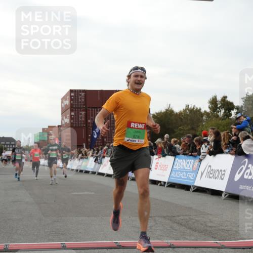 03.10.2025 - Köhlbrandbrückenlauf Yannick Fuchs http://msf.ph/oto/8993080 03.10.2025 16:03:51 Ziel 7811, 7862, 9405, 9473, 9672, 9730, 9746 meine-sportfotos.de