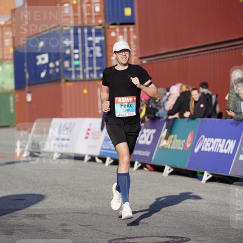 03.10.2025 - Köhlbrandbrückenlauf Michael Burmester http://msf.ph/oto/8993084 03.10.2025 09:53:22 Ziel 1012, 3078, 3226, 3262, 3299, 3704 meine-sportfotos.de