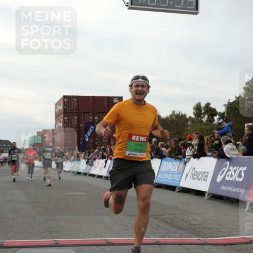 03.10.2025 - Köhlbrandbrückenlauf Yannick Fuchs http://msf.ph/oto/8993085 03.10.2025 16:03:51 Ziel 7811, 7862, 9405, 9473, 9672, 9730, 9746 meine-sportfotos.de