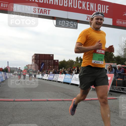 03.10.2025 - Köhlbrandbrückenlauf Yannick Fuchs http://msf.ph/oto/8993105 03.10.2025 16:03:52 Ziel 7811, 7862, 9405, 9473, 9672, 9730, 9746 meine-sportfotos.de