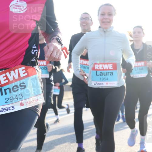 03.10.2025 - Köhlbrandbrückenlauf Luisa Fischer http://msf.ph/oto/8993159 03.10.2025 10:19:08 Position 3 0, 2943, 1829, 1954 meine-sportfotos.de