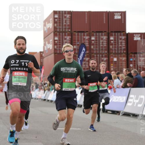 03.10.2025 - Köhlbrandbrückenlauf Yannick Fuchs http://msf.ph/oto/8993164 03.10.2025 16:03:54 Ziel 7257, 7811, 7862, 9405, 9473, 9672, 9730, 9744, 9746 meine-sportfotos.de
