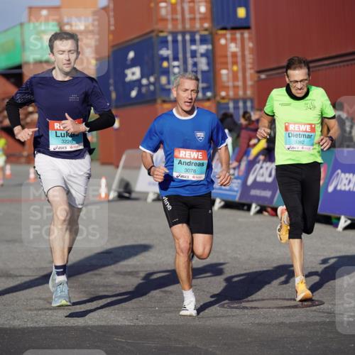03.10.2025 - Köhlbrandbrückenlauf Michael Burmester http://msf.ph/oto/8993168 03.10.2025 09:53:26 Ziel 3078, 3226, 3262, 3299, 3704 meine-sportfotos.de