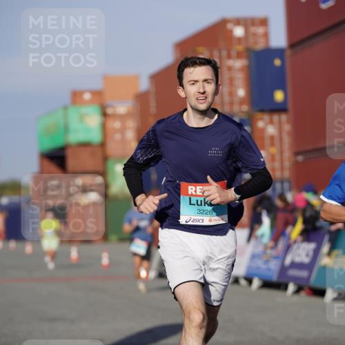 03.10.2025 - Köhlbrandbrückenlauf Michael Burmester http://msf.ph/oto/8993175 03.10.2025 09:53:27 Ziel 2831, 3078, 3226, 3262, 3299, 3704 meine-sportfotos.de