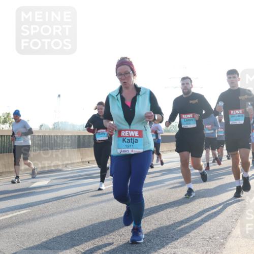 03.10.2025 - Köhlbrandbrückenlauf Luisa Fischer http://msf.ph/oto/8993176 03.10.2025 10:19:10 Position 3 2686, 1911, 3206, 3207, 1 meine-sportfotos.de