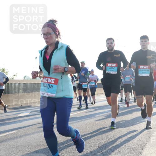03.10.2025 - Köhlbrandbrückenlauf Luisa Fischer http://msf.ph/oto/8993182 03.10.2025 10:19:10 Position 3 1911, 3206, 3207 meine-sportfotos.de