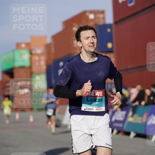 03.10.2025 - Köhlbrandbrückenlauf Michael Burmester http://msf.ph/oto/8993187 03.10.2025 09:53:27 Ziel 2831, 3078, 3226, 3262, 3299, 3704 meine-sportfotos.de
