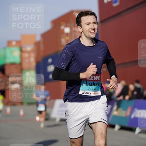 03.10.2025 - Köhlbrandbrückenlauf Michael Burmester http://msf.ph/oto/8993191 03.10.2025 09:53:27 Ziel 2831, 3078, 3226, 3262, 3299, 3704 meine-sportfotos.de